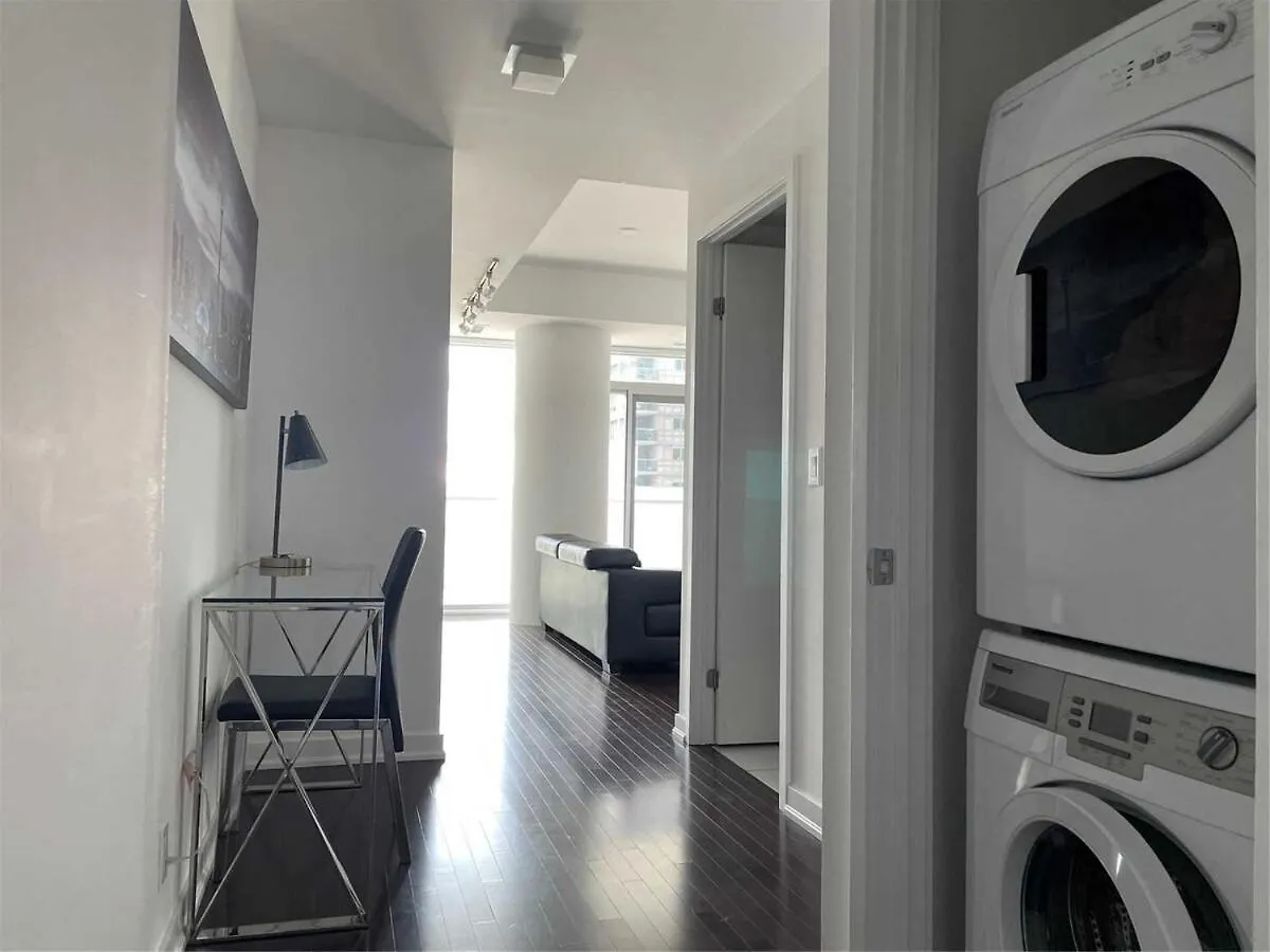 Luxury 2Br 2Bath Condo With Parking And Balcony 多伦多 0*,  加拿大